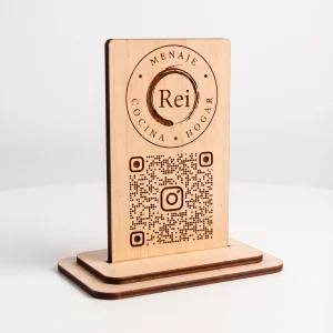 Letrero de Sobremesa con Logo y Código QR – Madera Grabada